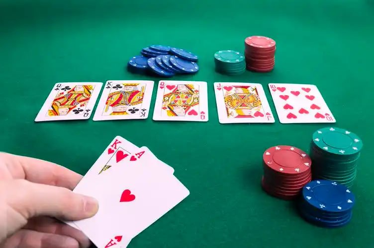 casibom Sportsbook တွင် ဘောလုံးပွဲများကို Live Bet တင်နေသည့် မြင်ကွင်း