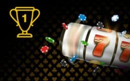 casibom App ကို လက်ကိုင်ဖုန်းဖြင့် ဂိမ်းကစားနေသည့် မြင်ကွင်း